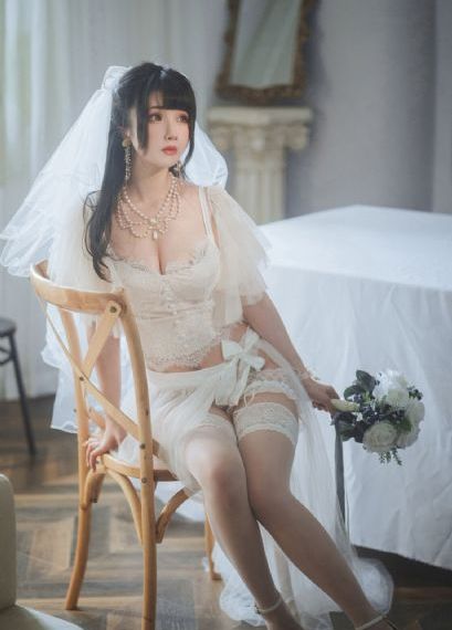 校花不着寸缕h_蓝光全集在线观看